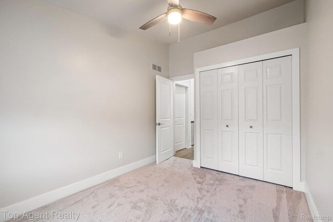 Building Photo - 38887 Country Cir