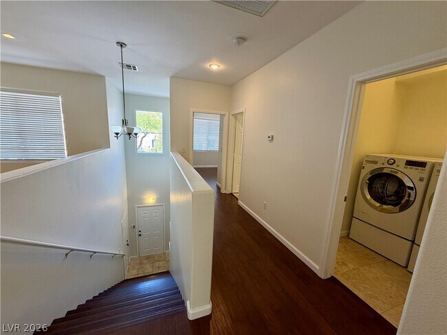 Building Photo - 704 Peachy Canyon Cir