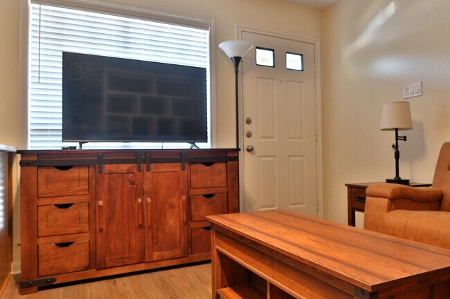 Building Photo - 1311 Antoine Dr