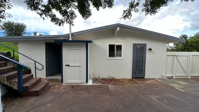 Building Photo - Remodeled 3 bd in Vista with large garage