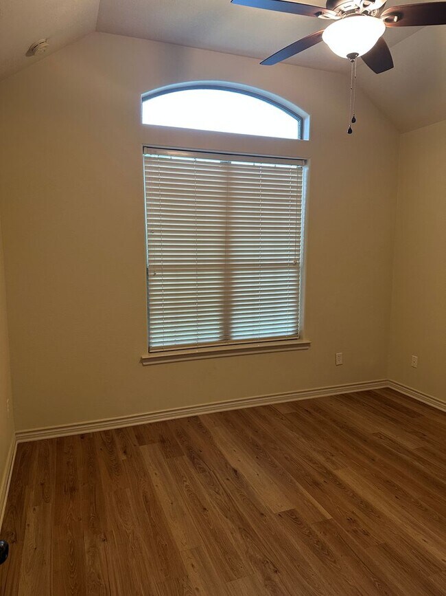 Building Photo - College Station -3 bedroom / 2 bath / 2 ca...
