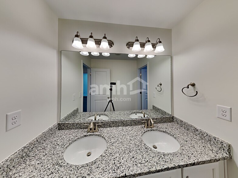 Building Photo - 2134 Laurel Vlg Cir