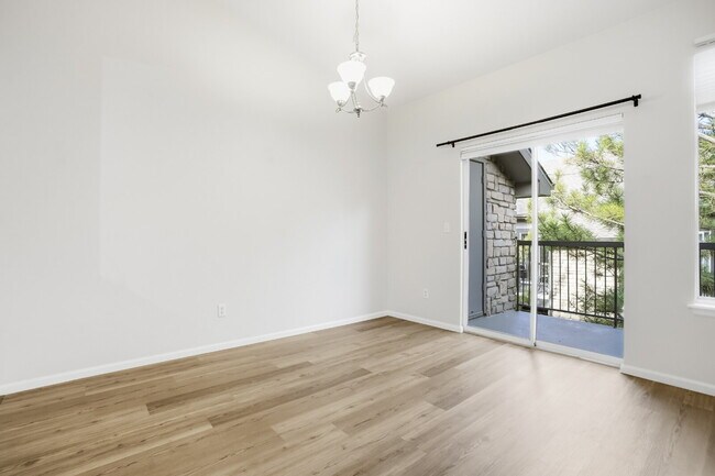 Building Photo - Updated Two Bedroom Condo in Great Location - Community Pool