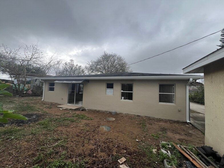 Building Photo - 4324 Hedge Dr N