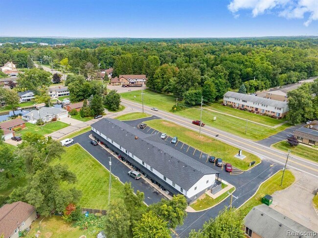 Building Photo - 2475 S Commerce Rd