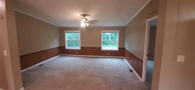 Building Photo - 261 Romance Rd