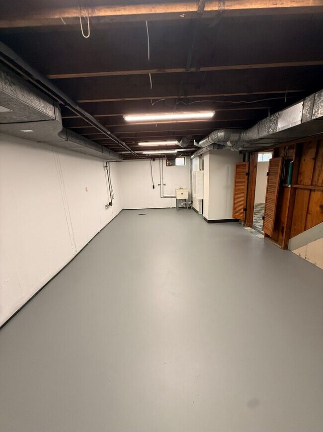 Building Photo - 631 Hampshire Rd