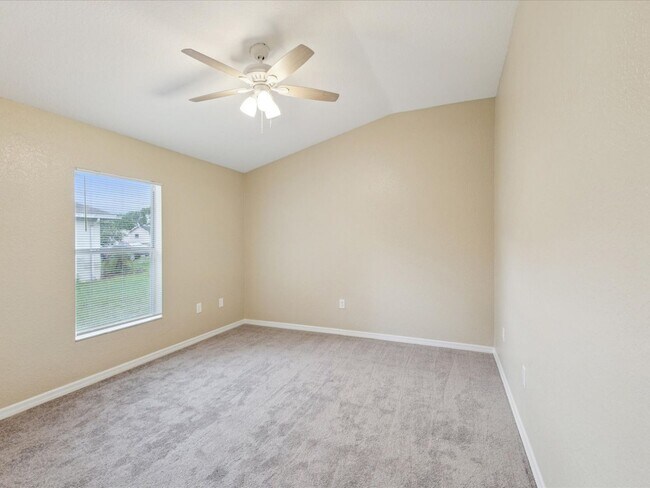 Building Photo - Don't Miss This Move-in Ready 4/2/2