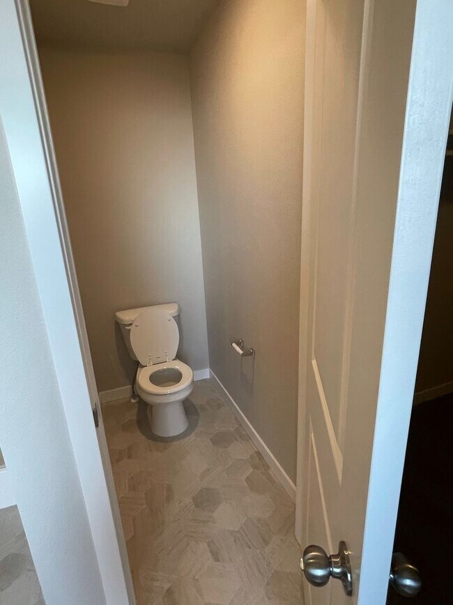 Building Photo - 4 bedroom 2 bath large loft area upstairs / All bedrooms downstairs