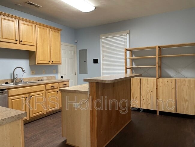 Building Photo - 3215 Omohundro Ave