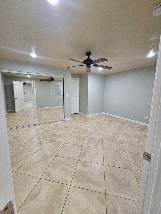 Building Photo - Beautifully renovated 2 bedroom 2 bath One car parking stall Laundry room onsite Courtyard Gated ...