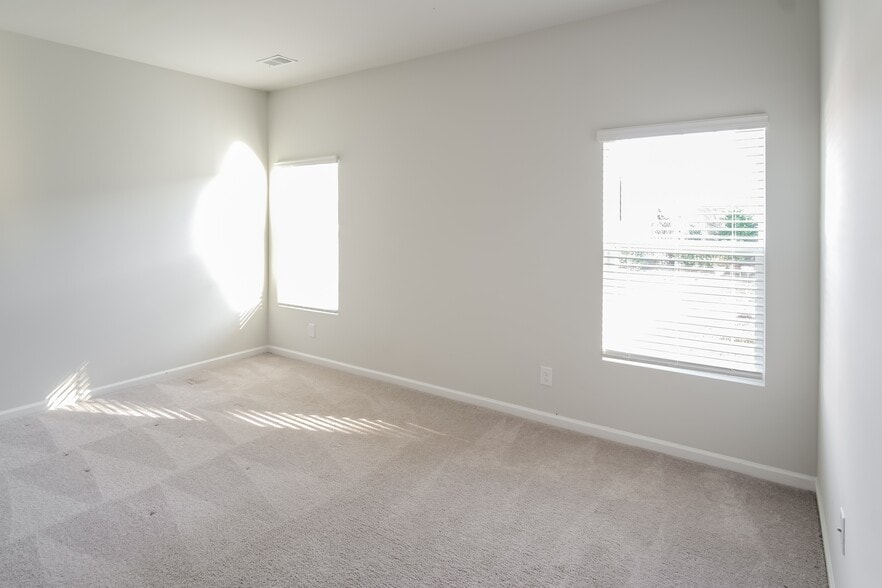 Building Photo - 120 S Reindeer Rd