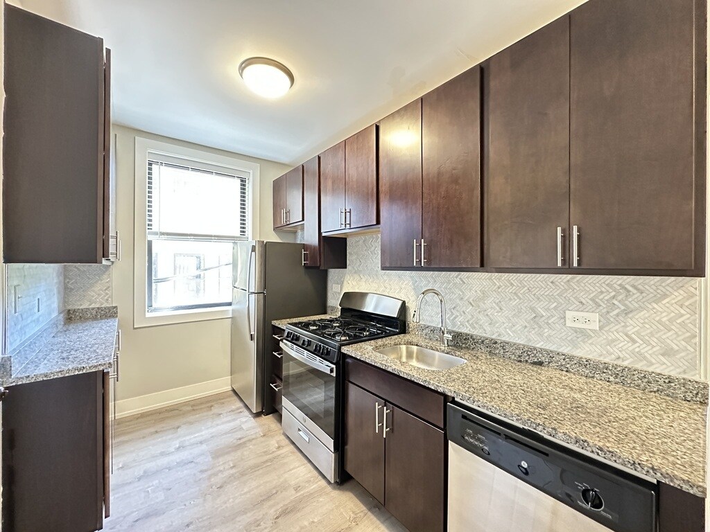 Building Photo - 722 W Brompton