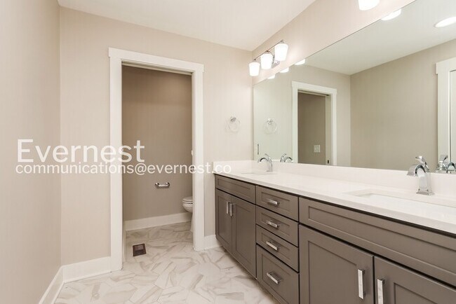 Building Photo - Limited Time Special Offer / 3 Bed/2.5 Bath Townhome with Garage / Pet-Friendly / Vouchers Accept...