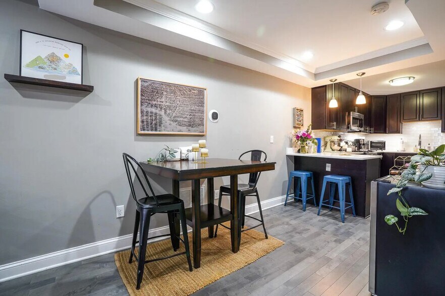 Building Photo - 22 E Heath St