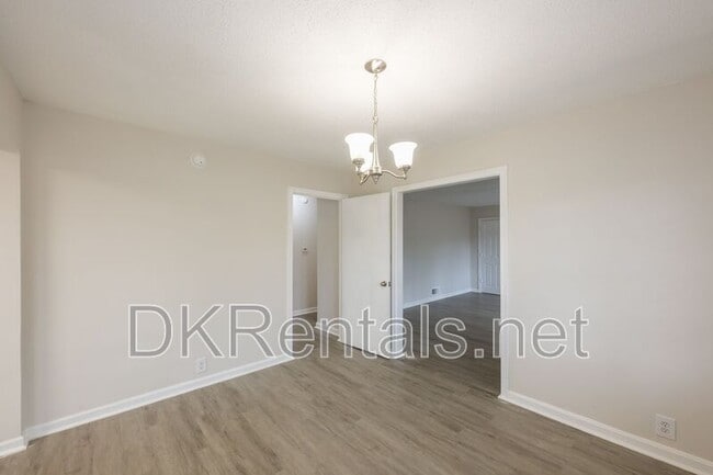 Building Photo - 2058 River Rd