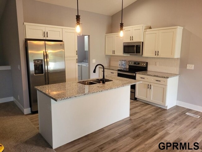 Building Photo - 3031 Lakeside Dr