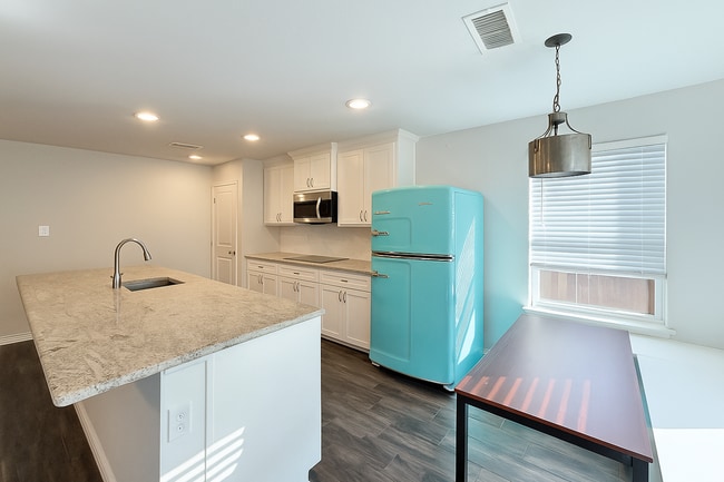 Building Photo - Charming 3-Bedroom Single-Story Home with ...