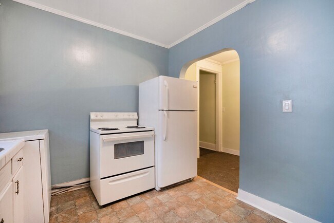 Building Photo - Charming Historic 2BR Apartment with Garag...