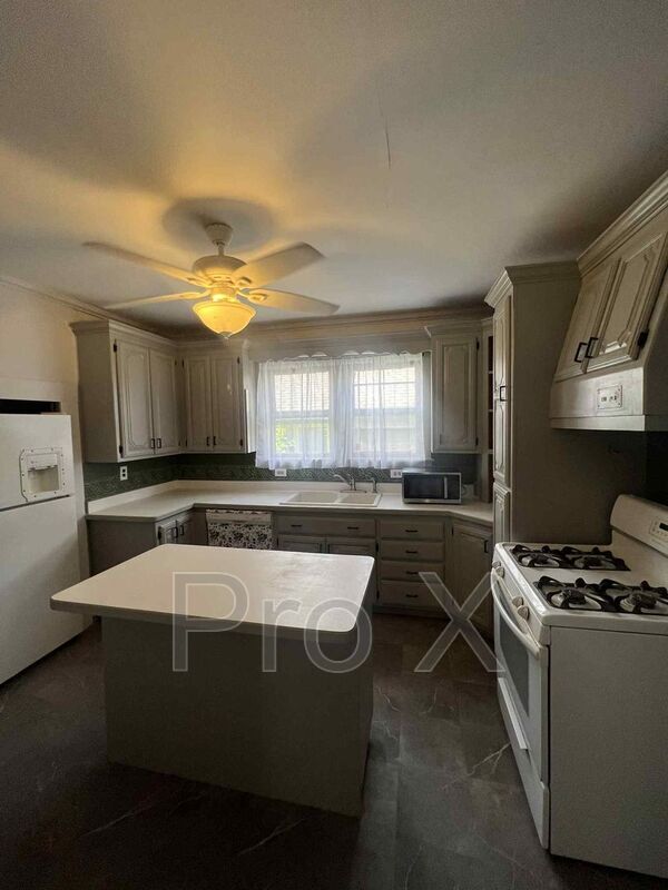 Building Photo - 2628 E 8th St