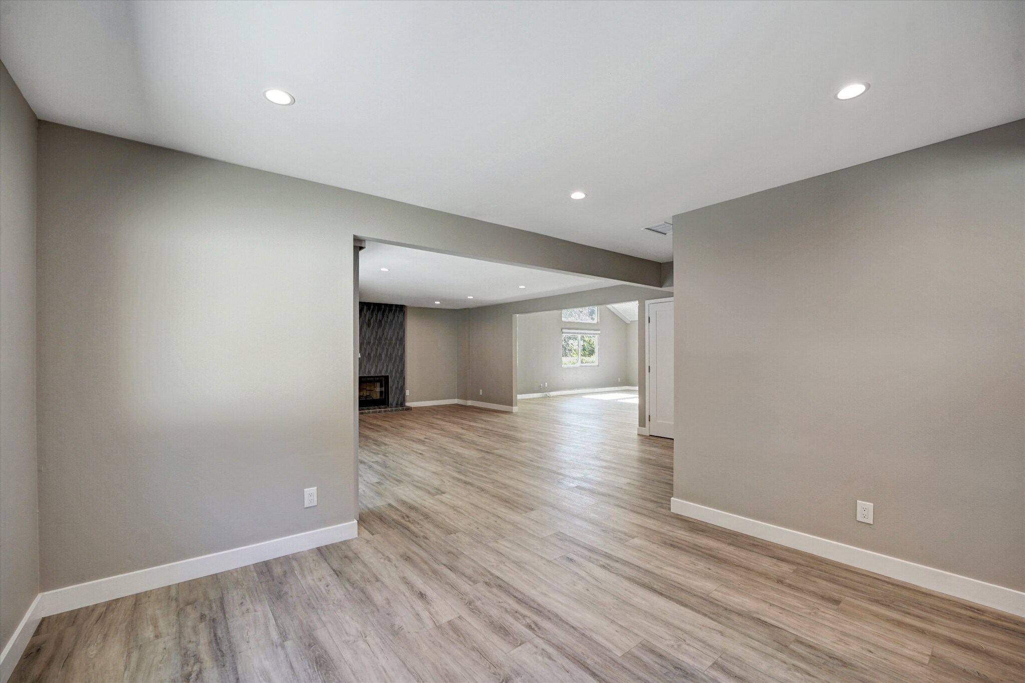 Building Photo - 5346 Tyrone Ave