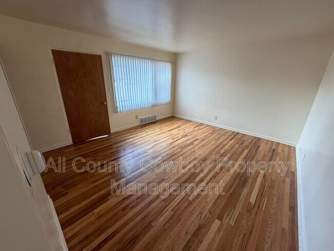 Building Photo - 700 W 1st Ave