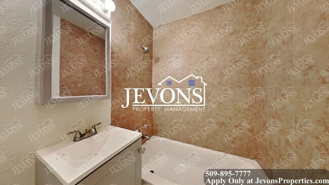 Building Photo - 50% off on the first full month's rent if the move-in occurs by 5/31.