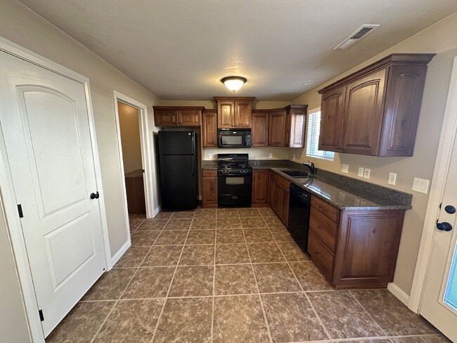 Building Photo - "Charming 3-Bed Townhouse in Cedar City – Spacious 1365 Sq Ft with 2.5 Baths!"