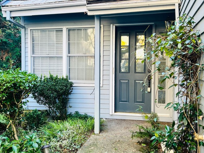 Building Photo - Amazing Attached Home in Lake Oswego is a Must See!