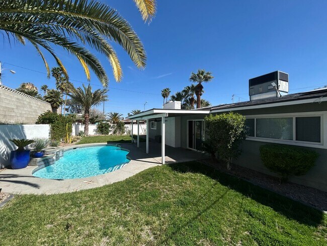 Building Photo - Mid-Century Modern Gem in Historic Paradise Palms!