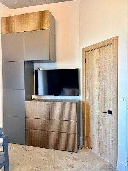 Building Photo - 10 SW South River Dr