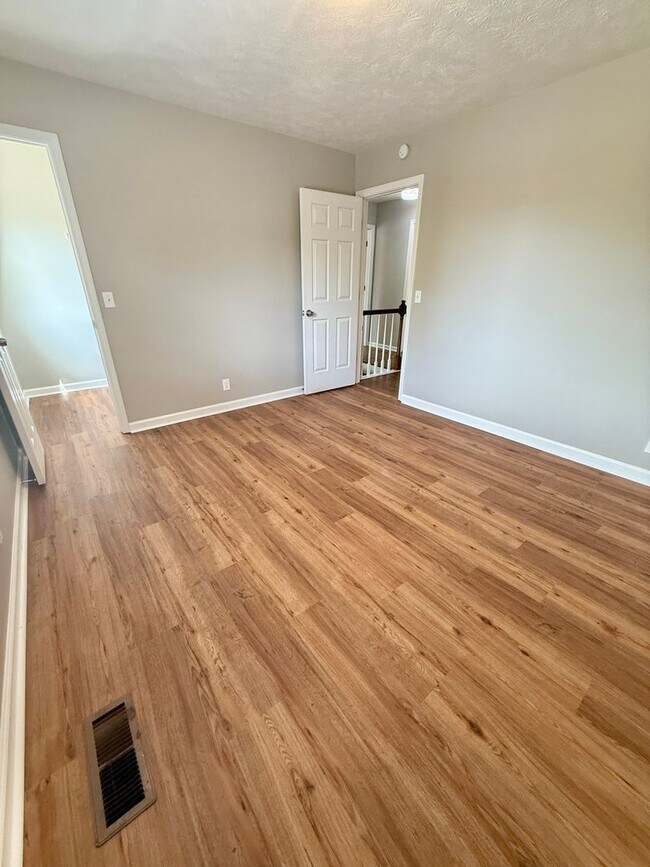 Building Photo - 3 Bedroom 2.5 Bath House + Garage + Fenced...
