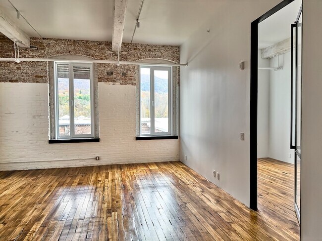 Building Photo - 520 State Rd