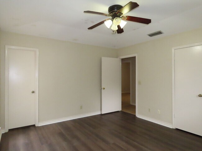 Building Photo - 808 Corey Dr