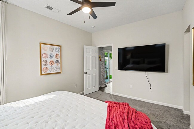 Building Photo - New Modern Duplex | 2 Bed, 2 Bath | Cincinnati