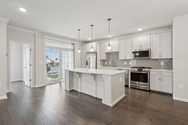 Building Photo - Beautiful end-unit condo townhome located ...