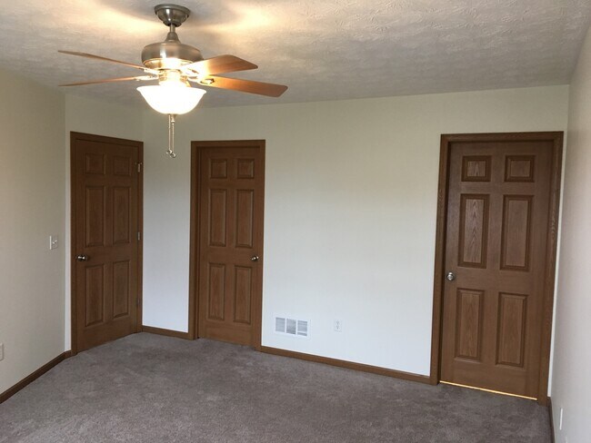 Building Photo - 2207 Shamrock Ln