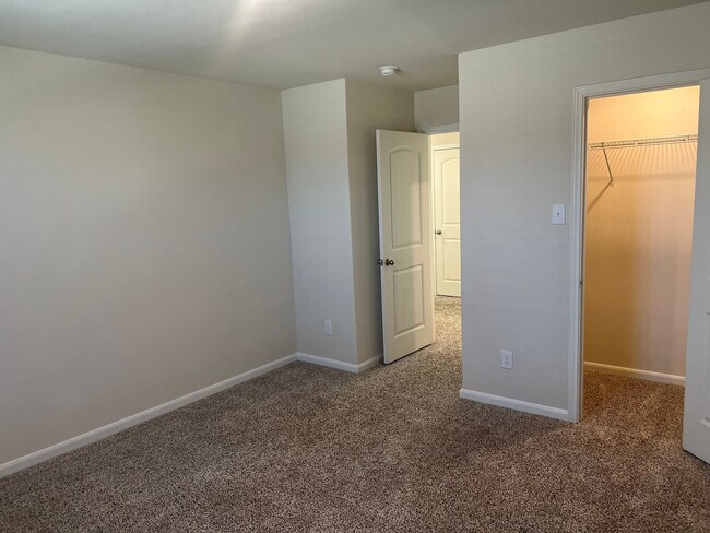 Building Photo - Room in House on Serena Dr