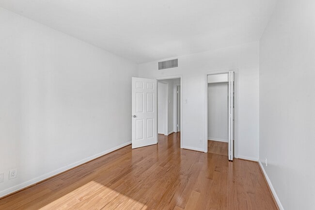 Building Photo - 5150 Hidalgo St