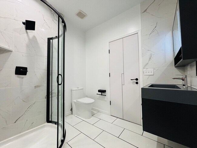 Building Photo - 1 Bedroom 1 Bath Apartment  **Newly Renovated Summer 2023**
