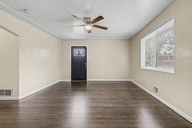 Building Photo - "Charming 3-Bedroom Duplex Retreat on Chester Street, Aurora – Cozy 1206 Sq Ft Home Awaiting Your...