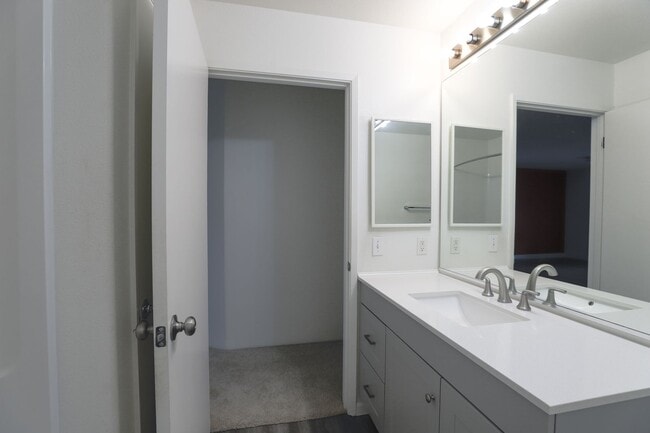 Building Photo - Rarely Available !  Beautiful 3-Bedroom Corner Unit – Pet Friendly & Spacious!