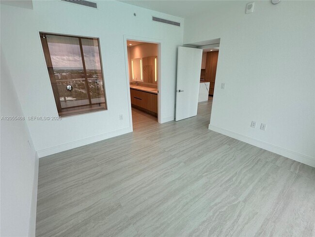 Building Photo - 2411 Laguna Cir