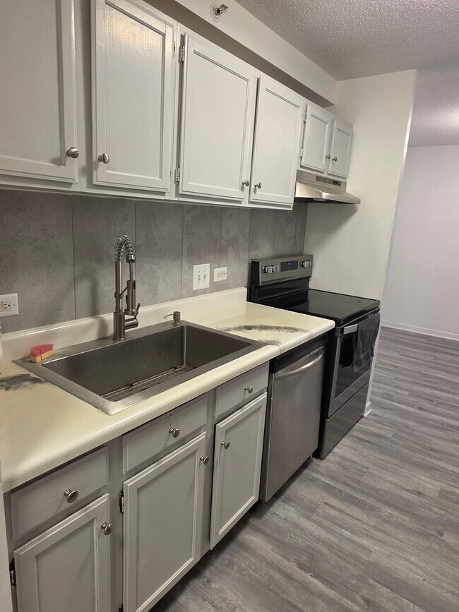 Building Photo - 1840 Huntington Blvd