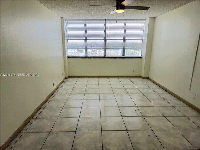 Building Photo - 2025 NE 164th St