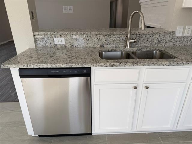 Building Photo - 220 Bonsai Dr