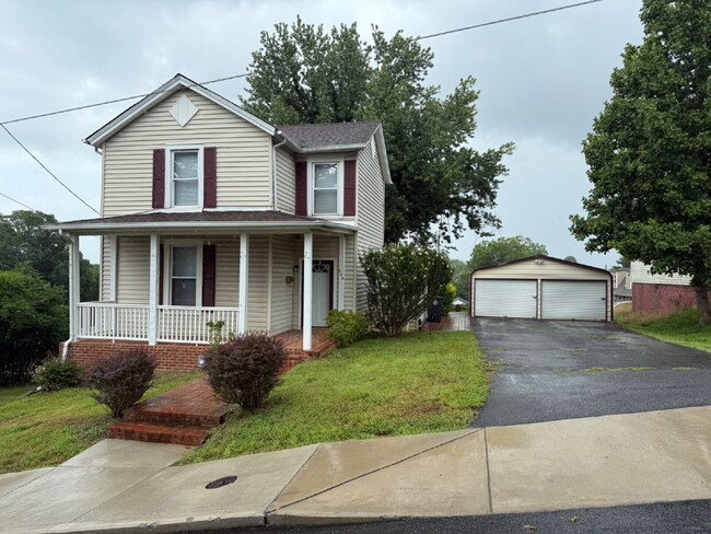 Primary Photo - Very Large 3 or 4 bedroom home with nice y...