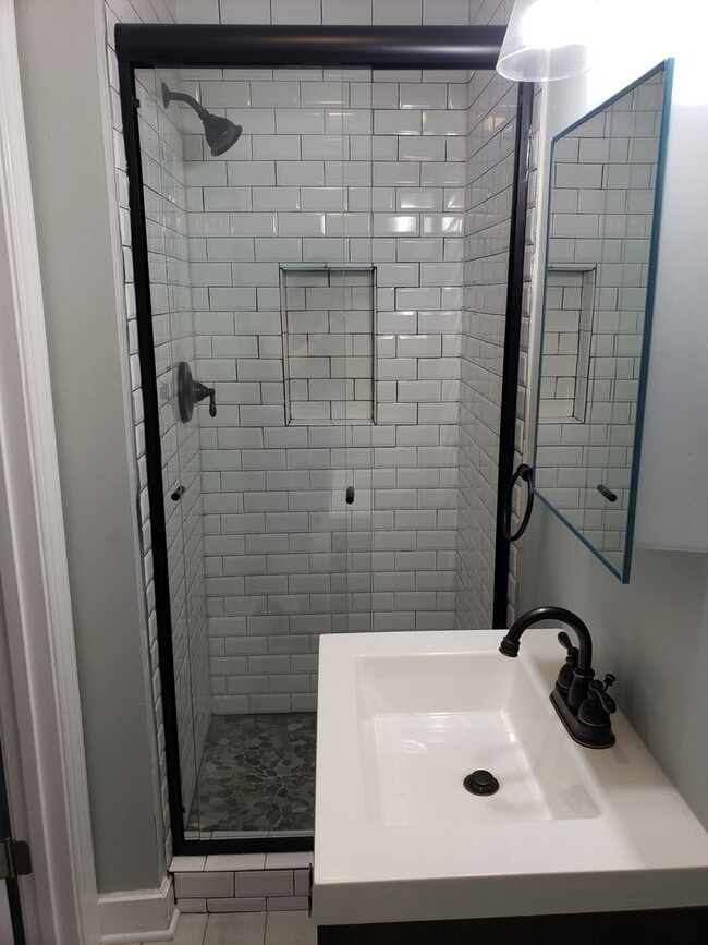 Building Photo - 4 Bedroom - 2 Bath - Great Location