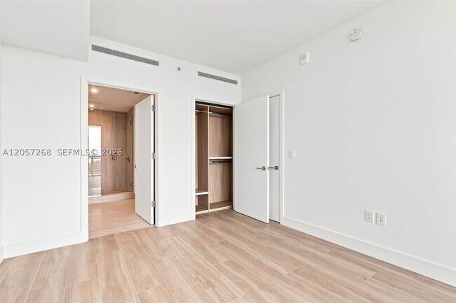Building Photo - 2411 Laguna Cir