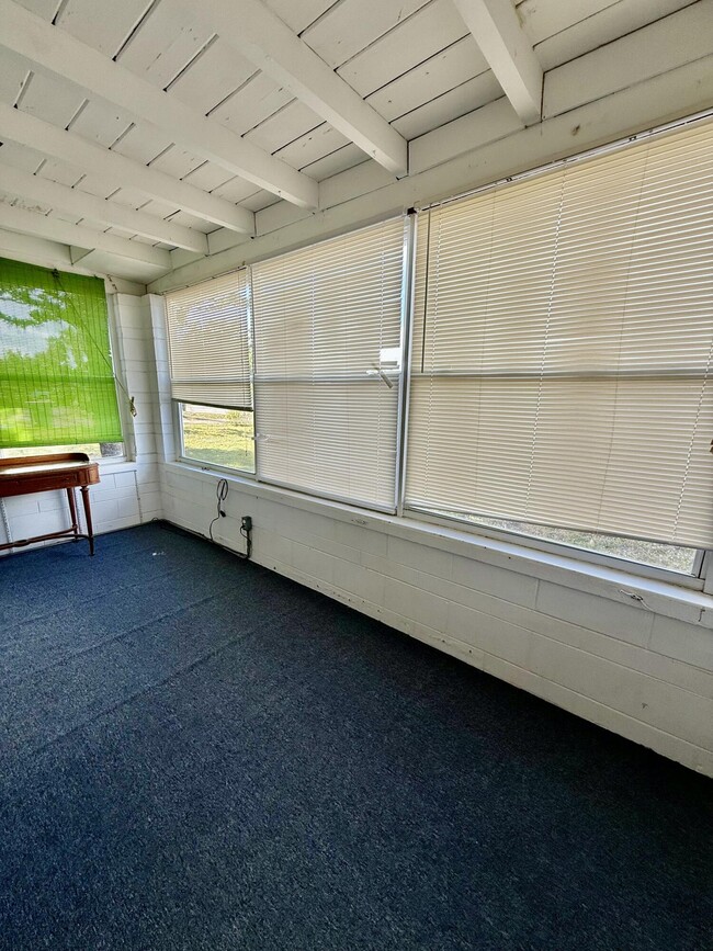 Building Photo - 1601 NE Maureen Ct